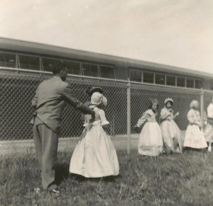 Parkmead Girls with Bonnets